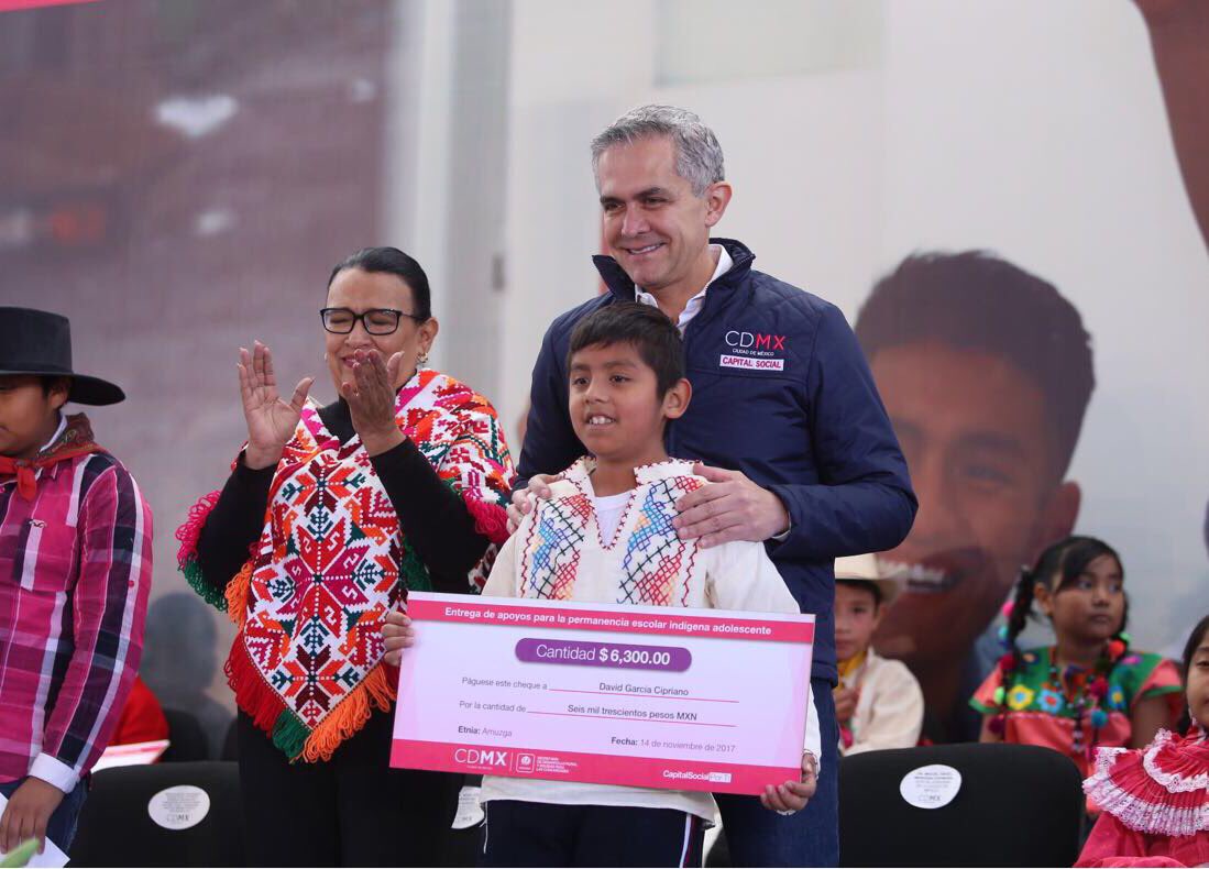 Mancera entregó mil 50 becas, de 6 mil 300 pesos cada una, a estudiantes indígenas de preescolar, primaria y secundaria.