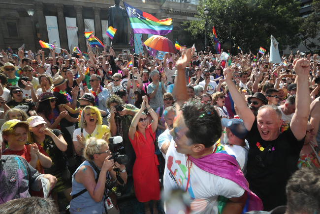 Miles de simpatizantes de la causa del matrimonio igualitario estallaron de júbilo en actos festivos organizados en toda Australia cuando el resultado