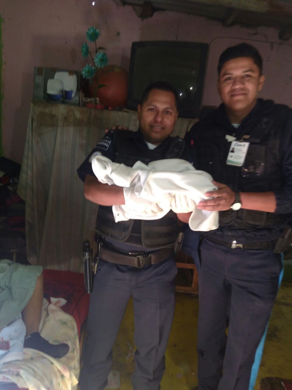 Los policías municipales ayudaron a la joven con labores de parto. 