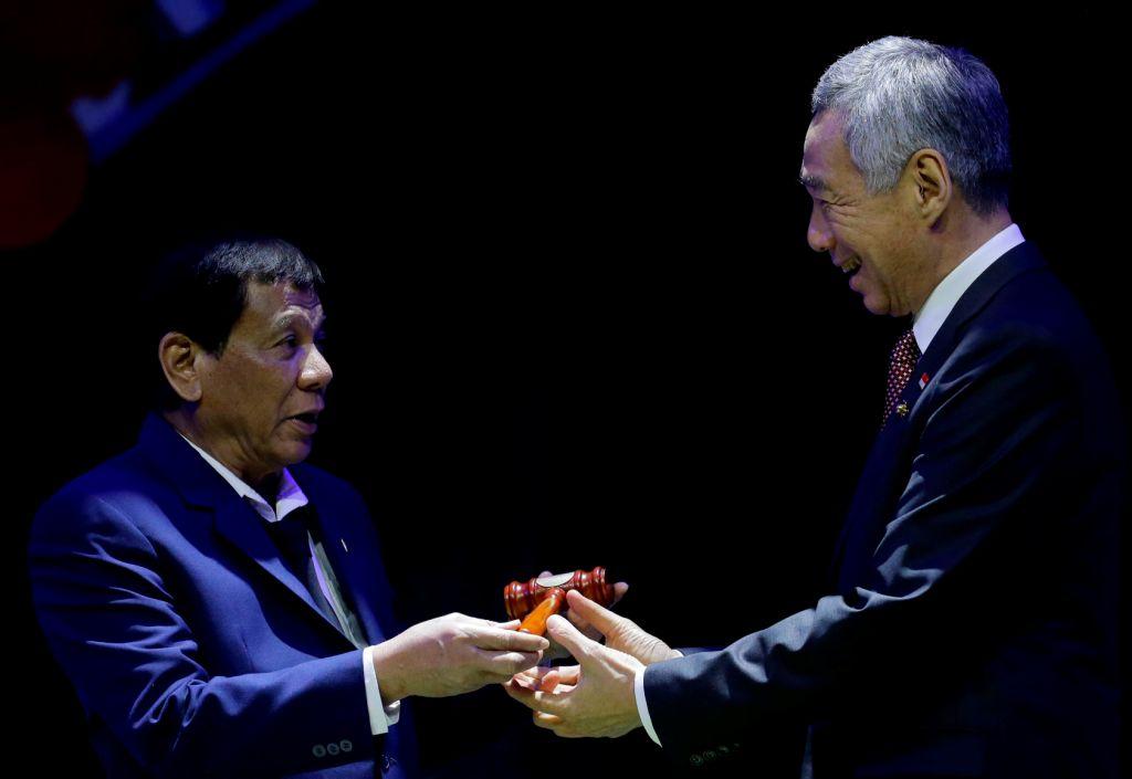 El presidente de Filipinas, Rodrigo Duterte, entregó la presidencia de la ASEAN para 2018 al primer ministro de Singapur, Lee Hsien Loong.