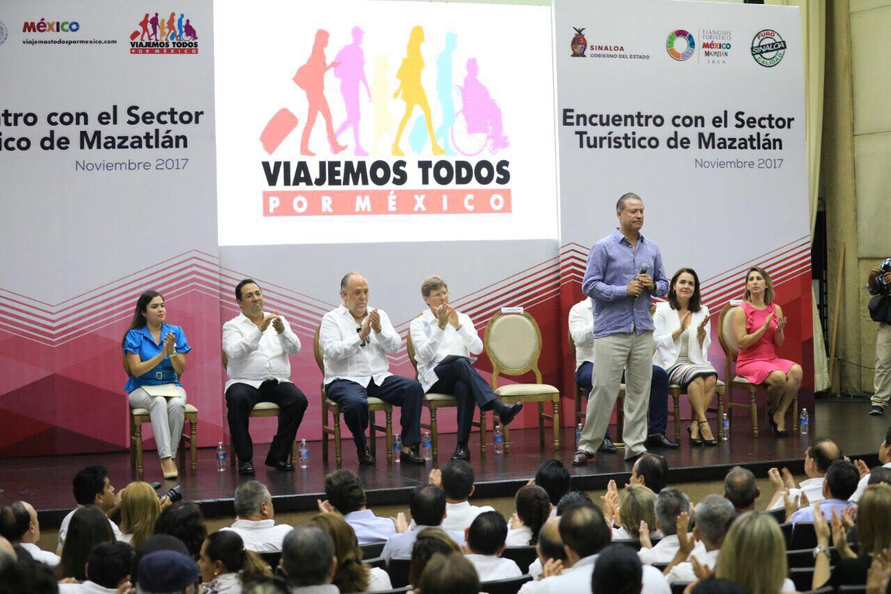 Quirino Ordaz, gobernador de Sinaloa, y el titular de la Sectur, Enrique de la Madrid, reconocieron a los trabajadores de la industria turística.