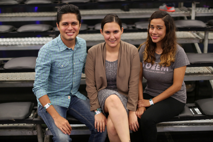 Rodrigo Hernández, Alejandra López y Lourdes López /Tótem