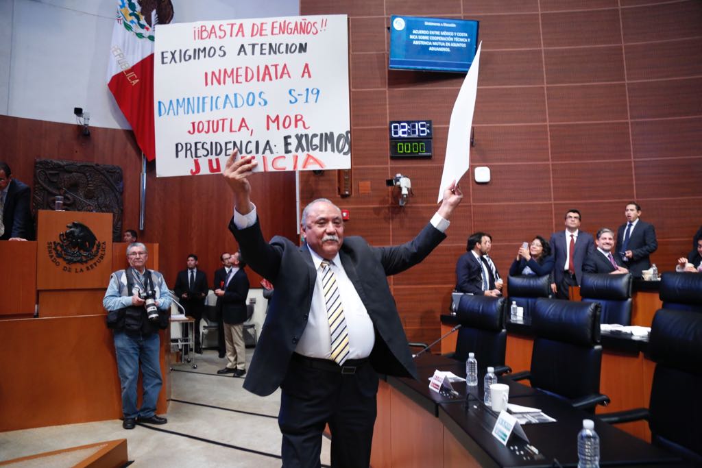 El senador Fidel Demédicis protestó en el Senado contra Graco Ramírez.