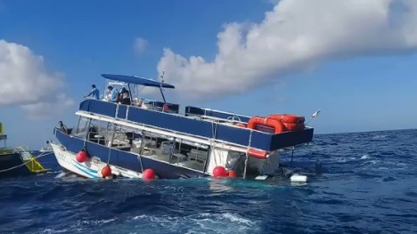 El capitán del catamarán pidió ayuda a embarcaciones cercanas, que se aproximaron para rescatar a los turistas.