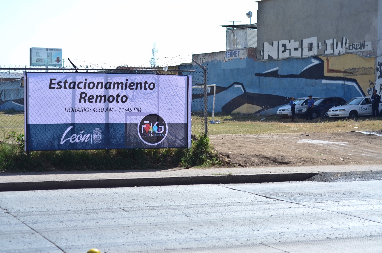 El FIG ofrece un estacionamiento remoto. 