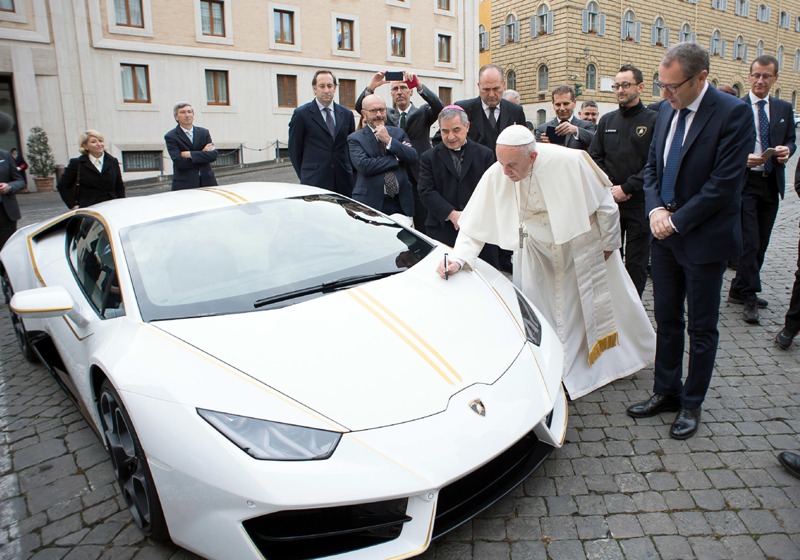 Se trata de un Lamborghini edición especial que llegó al mercado en 2014 y que suele rondar los 183 mil euros.