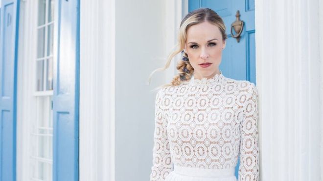 Lana Lokteff sostiene que las mujeres son infelices debido al feminismo. 