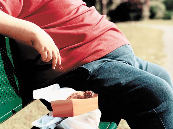 La mala alimentación fomentada por la comida rápida es una de las principales causas de obesidad.