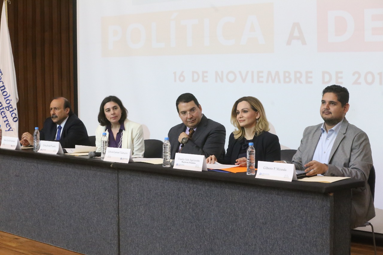 Académicos y autoridades estuvieron presentes en el panel “La Comunicación Política a Debate”. 