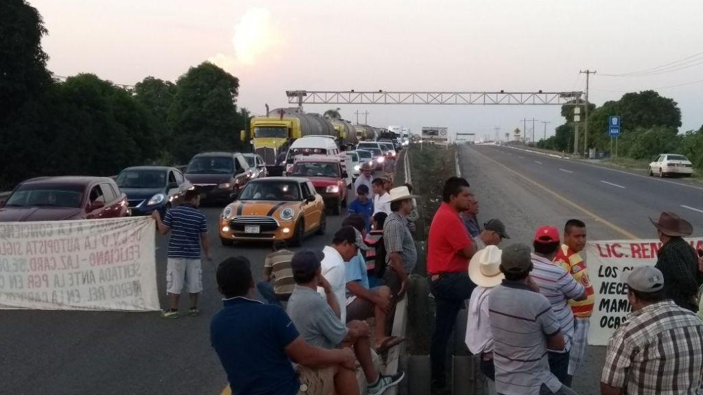 En el bloqueo, que ya lleva seis horas, afecta la circulación en la zona, ya que los pescadores sólo liberaron la vía unos minutos para permitir el pa
