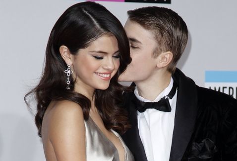 Captan beso entre Justin Bieber y Selena Gomez.