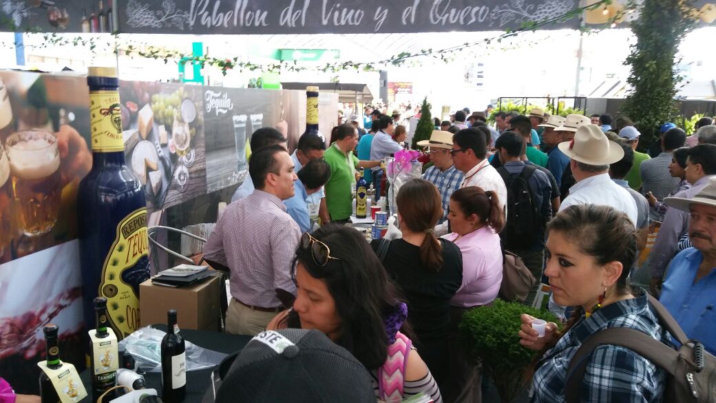 Cientos de visitantes acuden al pabellón del queso y el vino. 