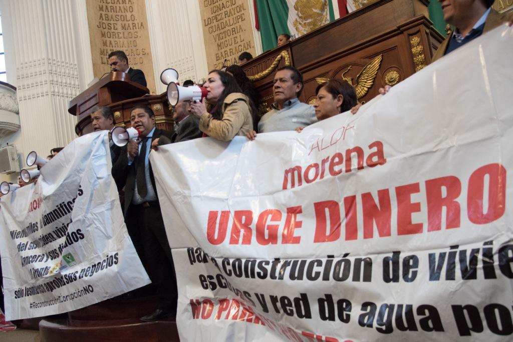 Legisladores de Morena tomaron la tribuna, luego de que la diputada Flor Morales fue removida como presidenta de la mesa directiva.