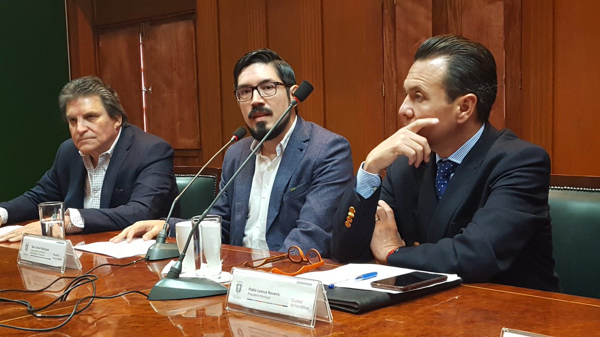 Mario Silva (al centro), director general del Instituto Metropolitano de Planeación extendió esta recomendación a Zapopan