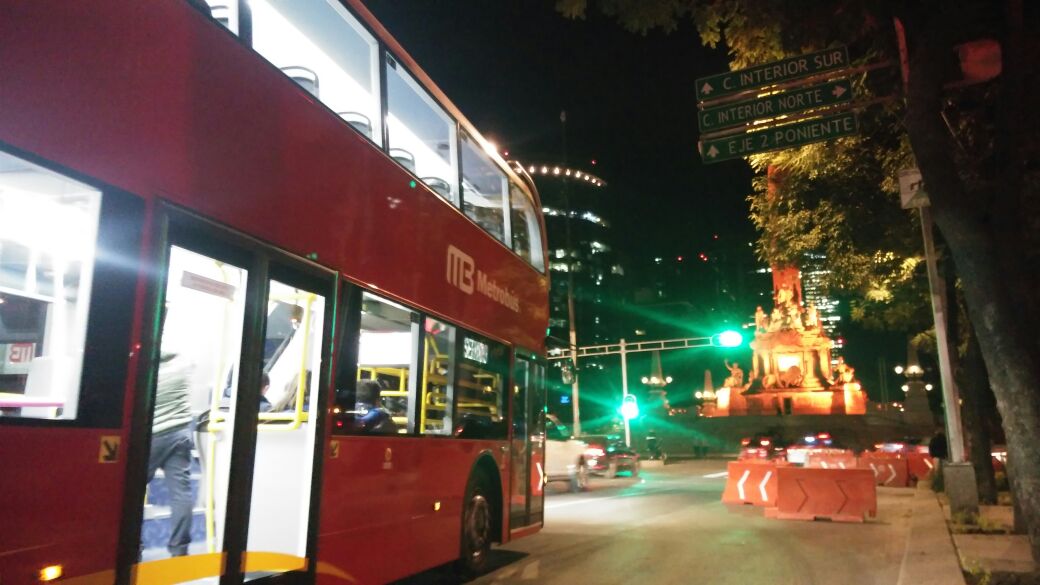 Unidad del Metrobús de la Línea 7 hace pruebas sobre Paseo de la Reforma.