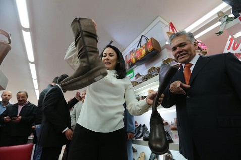 La secretaria y el alcalde de 'buen fin'. 