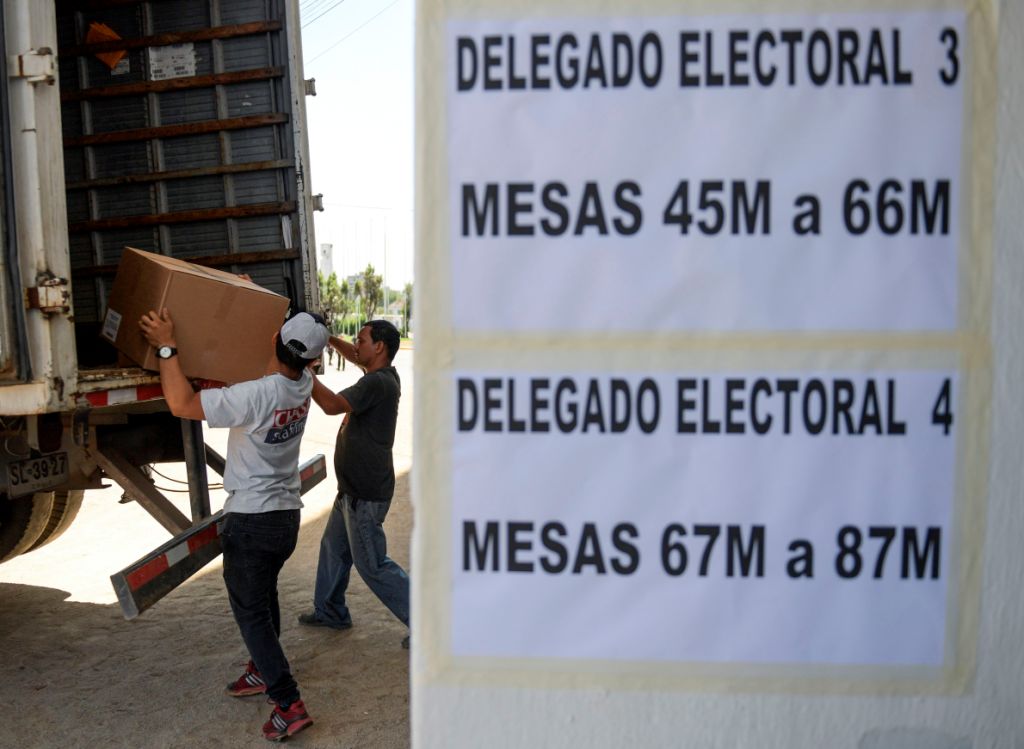 Los voluntarios ya están acomodando el material electoral.
