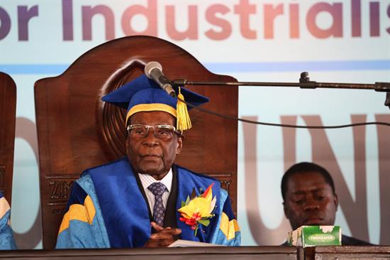 El mandatario de 93 años acudió a una ceremonia de graduación en la Open University de Zimbabue.