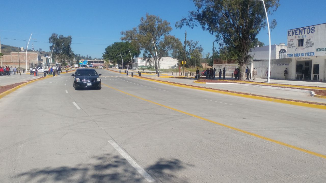 La obra consistió en intervenir 610 metros de cinta asfáltica para cambiar a cuatro carriles de circulación entre las calles Hacienda y Constitución d