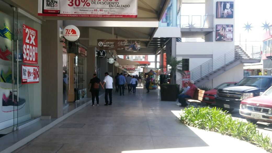 Zonas comerciales registran un gran número de asistentes 