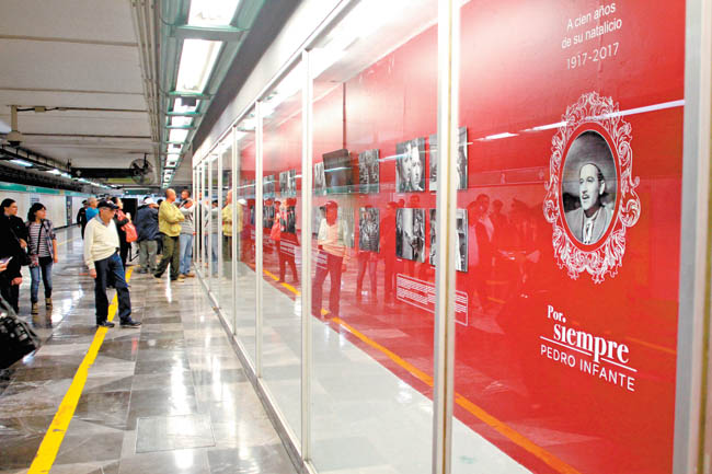 Algunas personas se acercaron a la exposición en cuanto se inauguró la muestra. 