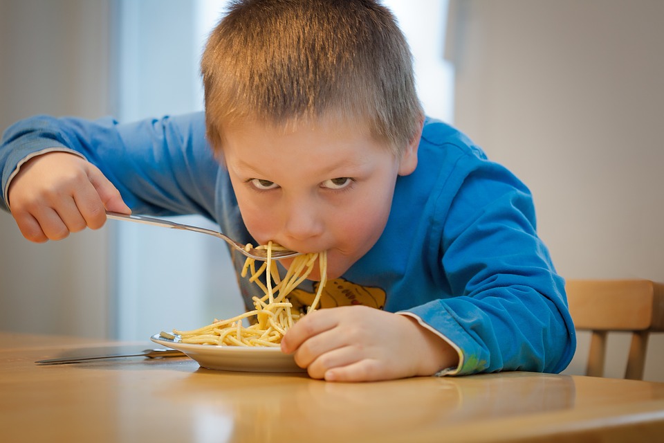 Es importante regular el consumo de proteínas en los niños. 