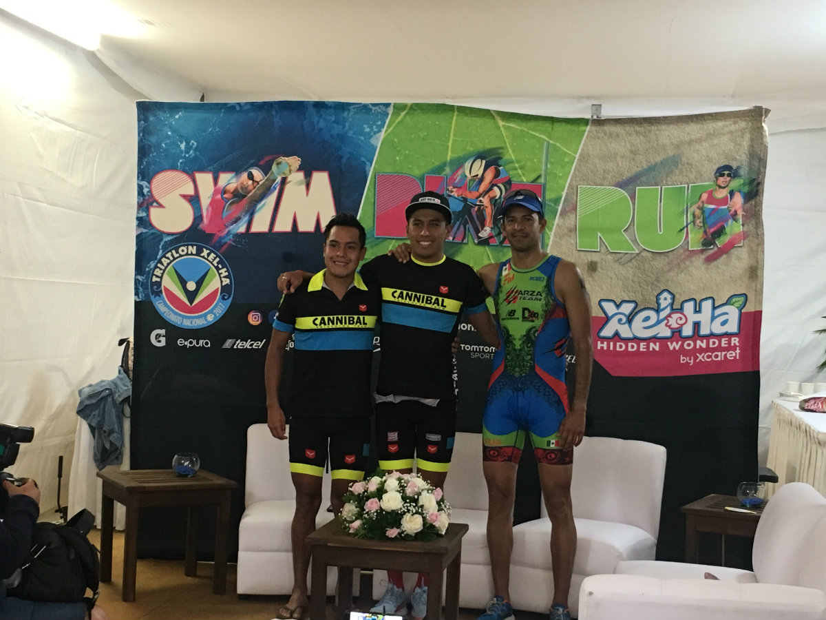 Irving Pérez (centro), ganador del Triatlón Xel-Há