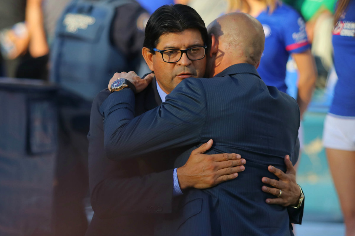José Cardozo abraza a Paco Jémez al término del juego