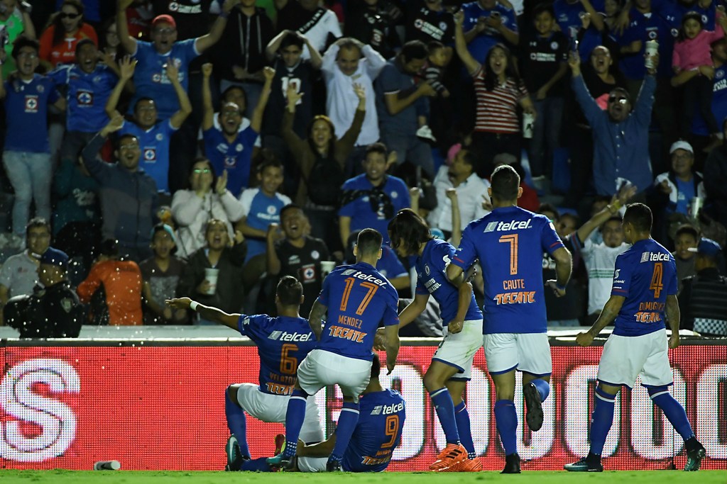 Jugadores de Cruz Azul en festejo de gol 