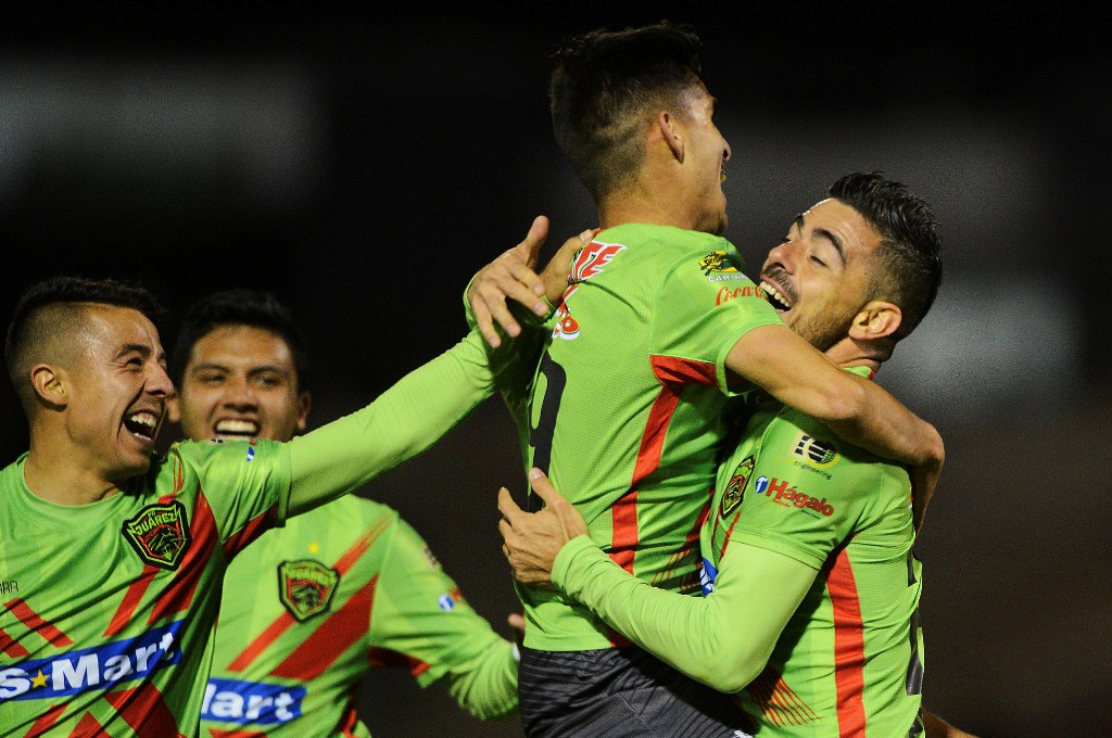 jugadores de Juárez en festejo de gol