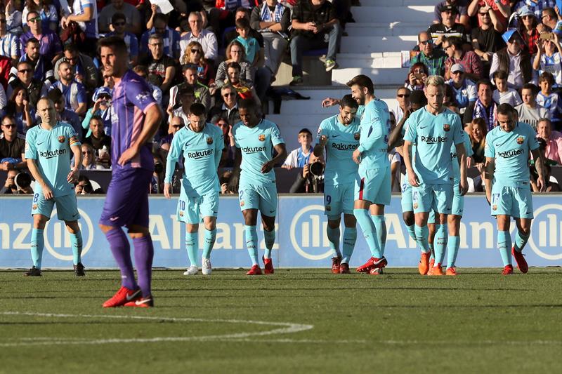 Los jugadores del Barcelona festejan tras el gol de Suárez
