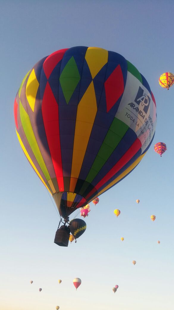 Miles de asistentes aprecieron el despegue de los fabulosos globos. 