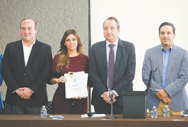 El secretario de Finanzas, Carlos Garza, entregó el presupuesto a los líderes de las bancadas legislativas.