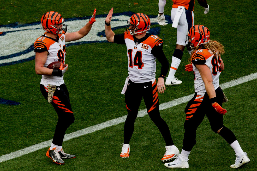Dalton celebre con sus compañeros