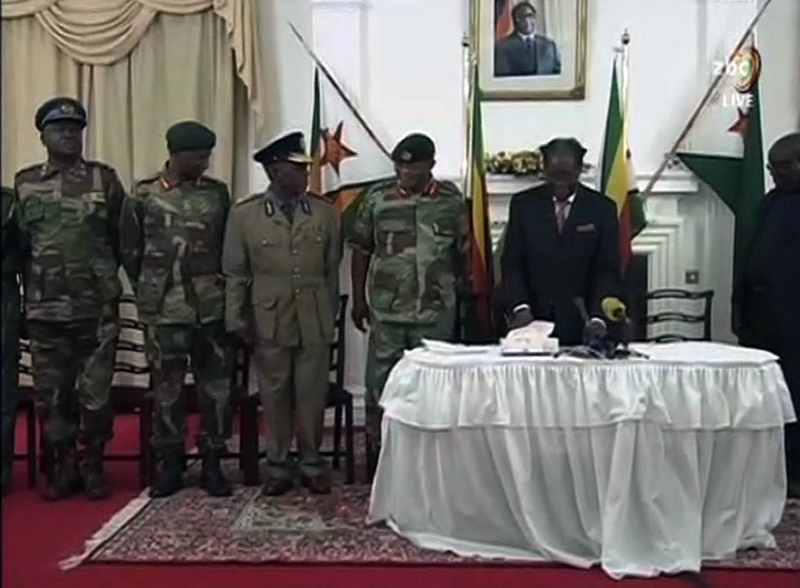 Durante su discurso, el presidente Robert Mugabe estuvo rodeado de altos mandos militares. 