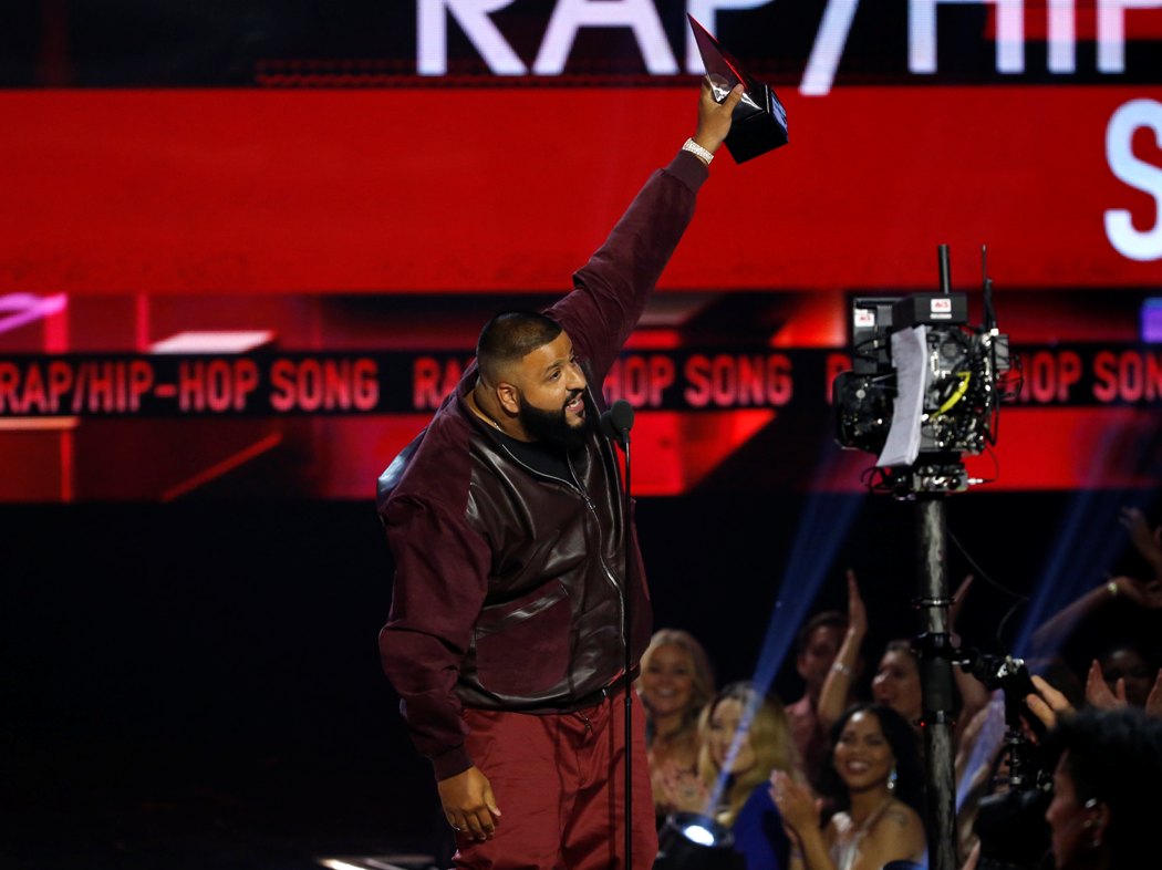 DJ Khaled recogió su premio en los American Music Awards.