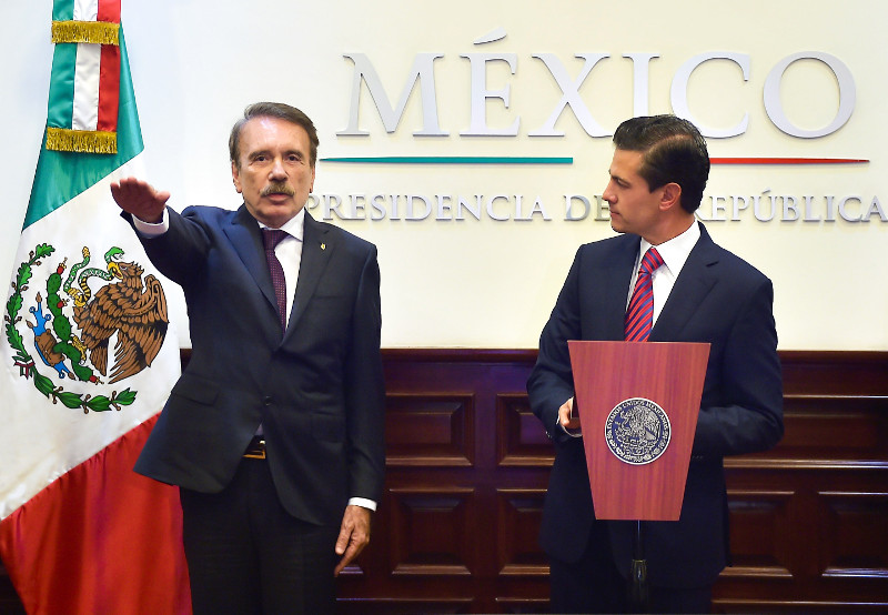 Enrique Peña Nieto tomó protesta a Mario Alberto Rodríguez Casas como director general del IPN.