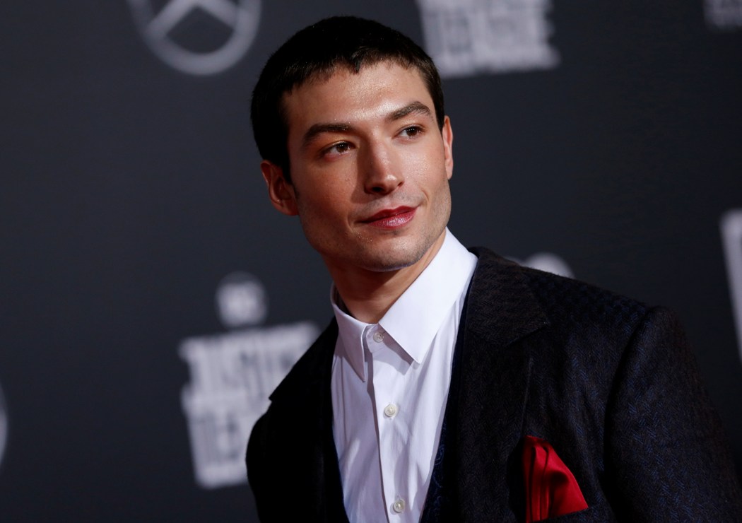 Ezra Miller demostró que el maquillaje también le queda bien a los hombres. 