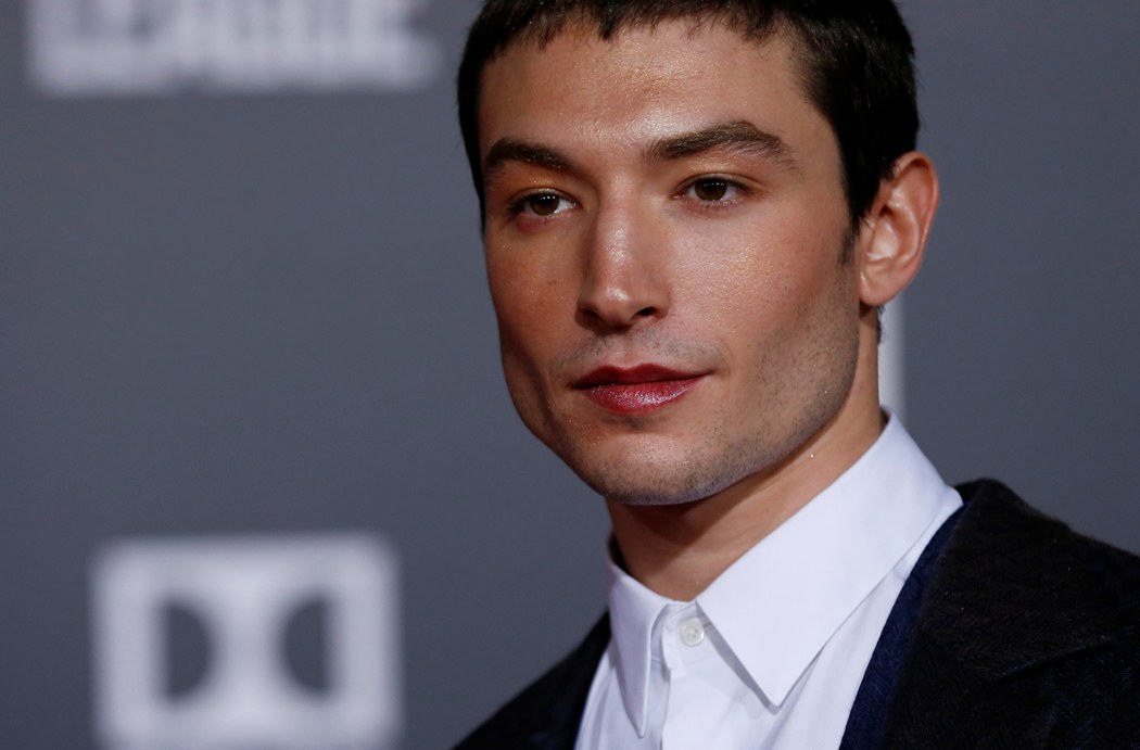 Ezra Miller lució un lipgloss durante la premier de 'La Liga de la Justicia' en Los Ángeles. 