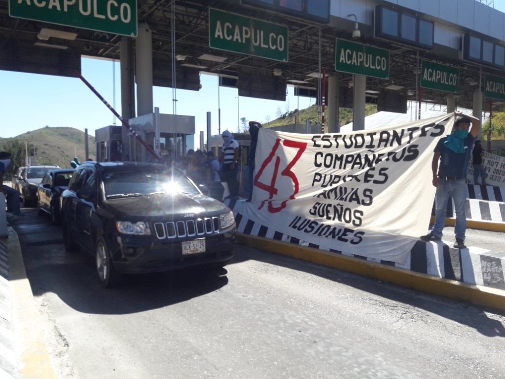 Los padres y estudiantes continuarán con estas acciones instalando un plantón en la Segob a partir del 20 de noviembre.