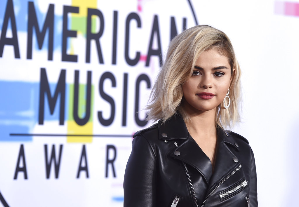 Selena Gomez lució nuevo look en los AMAs 2017.