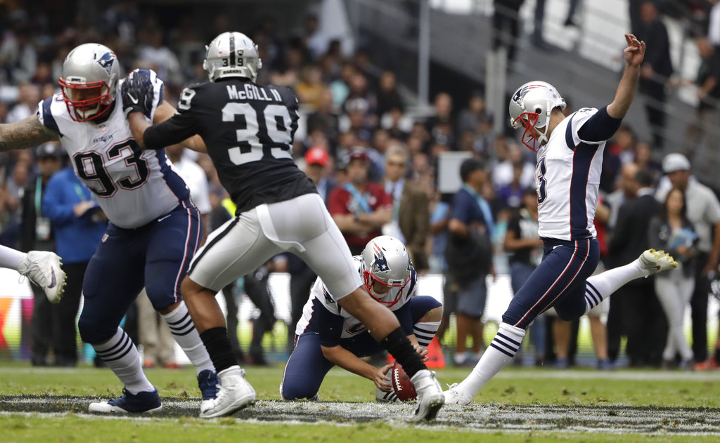Stephen Gostkowski fue blanco de algunos de los gritos que la afición mexicana emitió en el juego