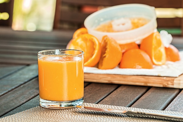 Al tomar las frutas en jugo, se hace a un lado la fibra.