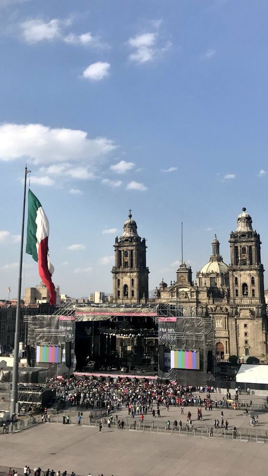 Así luce el Zócalo previo al concierto de Timbiriche.