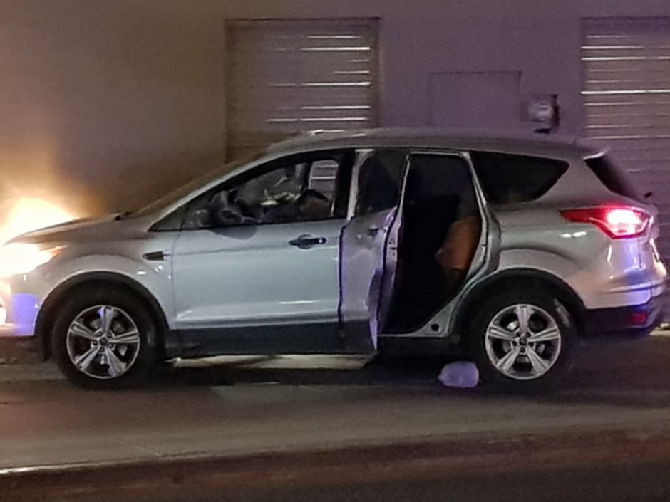 El auto en el que viajaba el ombudsman y su familia se impactó contra un edificio.