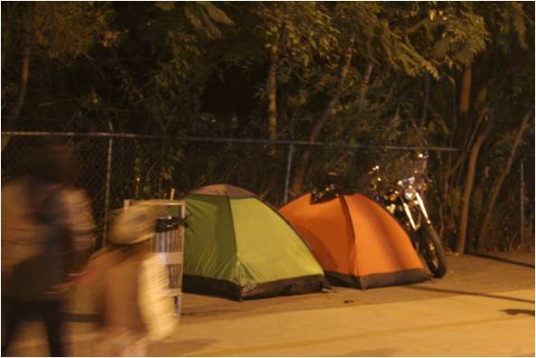 Casas de campaña se vieron por fuera del parque, esperando el momento para entrar.