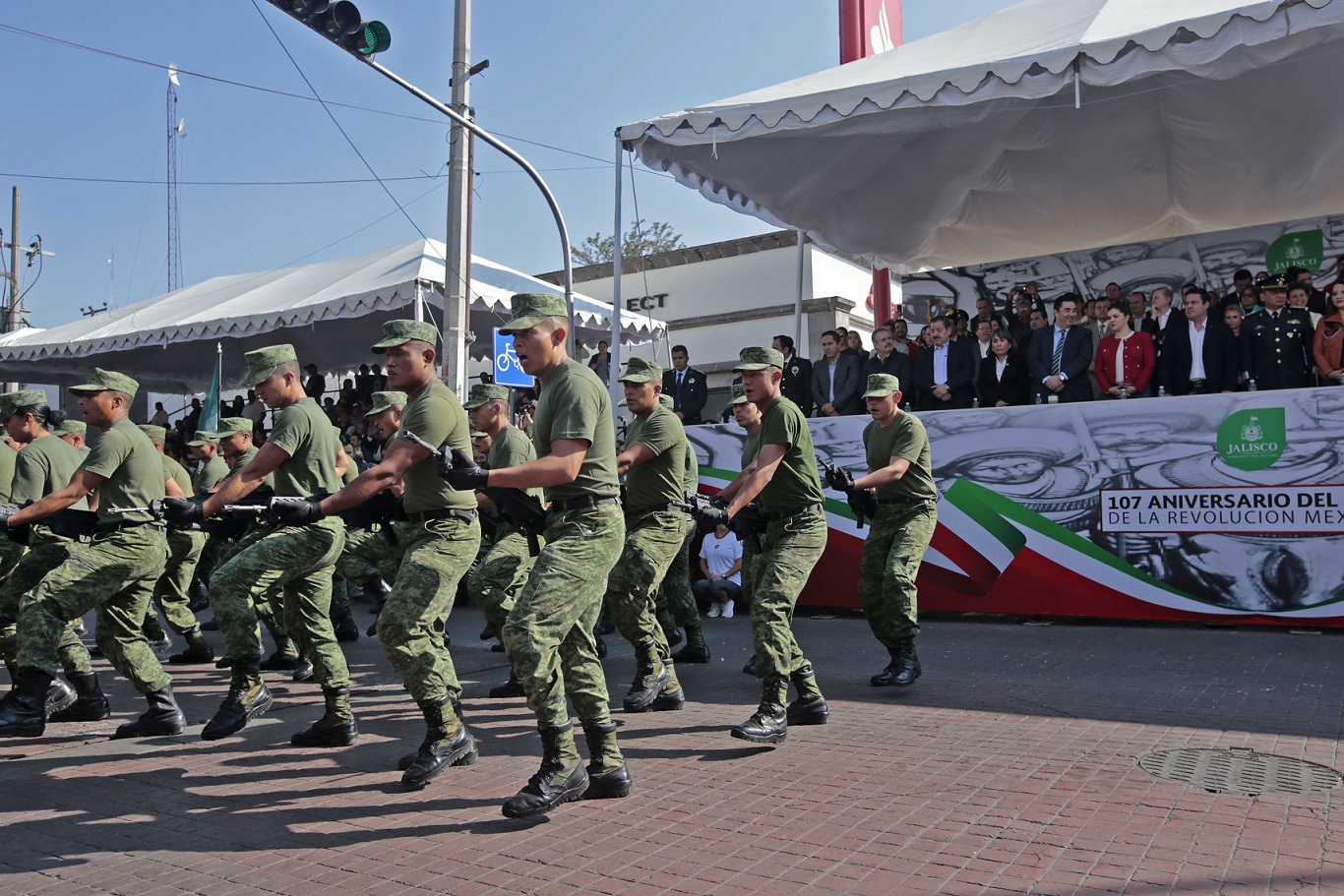 Celebran desfile por 107 aniversario de la Revolución Mexicana 