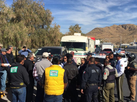 Elementos de seguridad de Chihuahua impiden que transportistas se sumen al desfile para protestar presuntamente por demandas incumplidas.