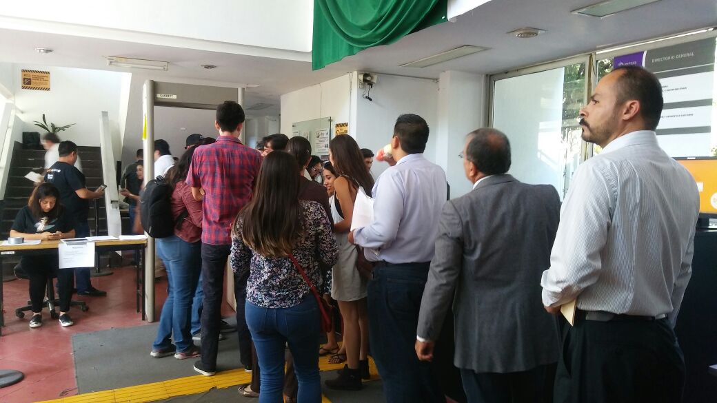 Filas en el IEPC para registrarse este domingo.