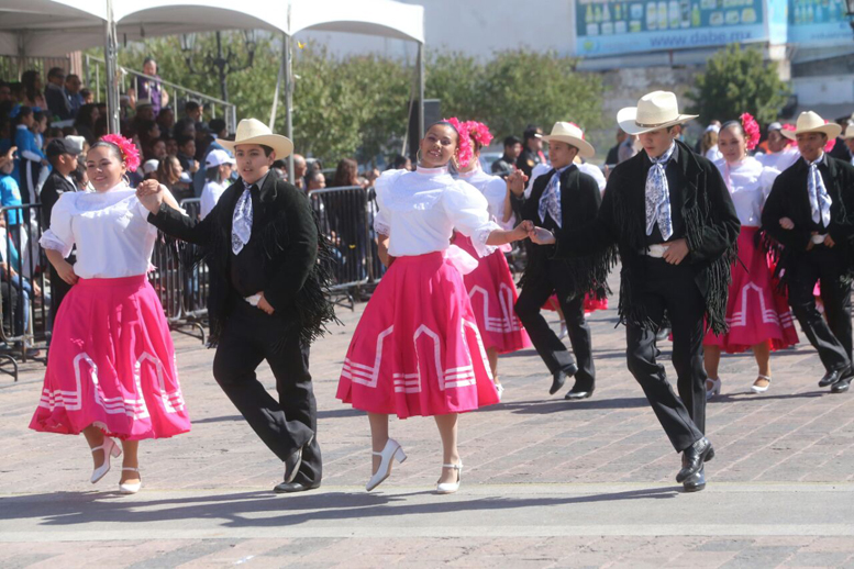 Jóvenes presentaron bailes tradicionales de nuestra región.